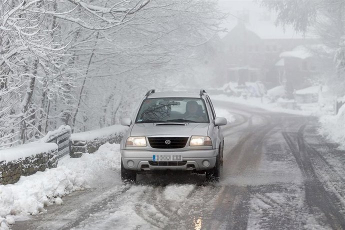 Archivo - Un coche circula por la nieve.