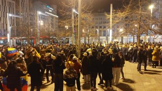 Ciudadanos venezolanos que festejaban el derrocamiento de Nicolás Maduro han coincidido en la plaza España de Zaragoza con manifestantes contra el "imperialismo" de Estados Unidos.