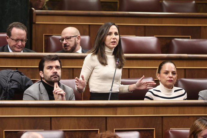 La secretaria general de Podemos, Ione Belarra, interviene durante una sesión de control al Gobierno, en el Congreso de los Diputados, a 10 de diciembre de 2025, en Madrid (España).