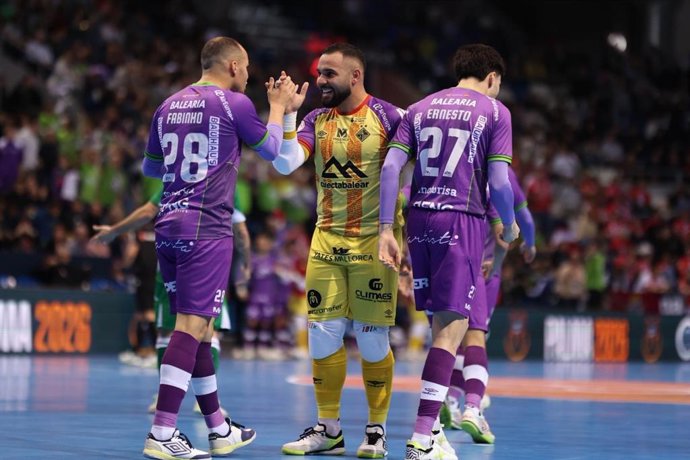 Fabinho y Dennis celebran un gol con el Illes Balears Palma Futsal.