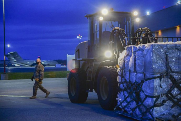 Archivo - April 8, 2020 - Newburgh, New York, USA - Airmen from the 146th Airlift Wing of the California Air National Guard in Oxnard, CA, deliver 200 ventilators to the  New York Air National Guard's  105th Airlift wing on April 7, 2020, at Stewart Air N