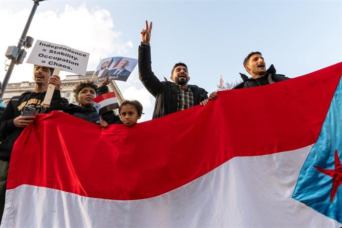 Manifestantes yemeníes piden en Londres la declaración de la independencia del sur de Yemen.