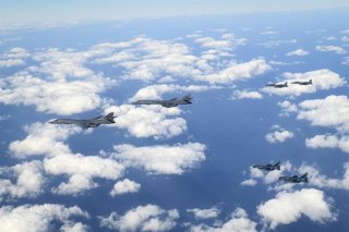 Archivo - Maniobras conjuntas con aviones estadounidenses, surcoreanos y japoneses en la península coreana (archivo)