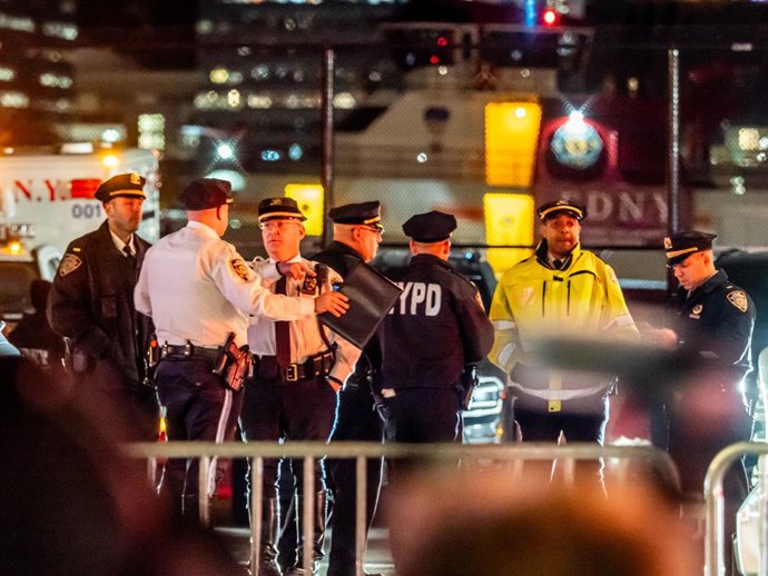 3 de janeiro de 2026, Nova York, Nova York, EUA: Com uma presença muito forte da polícia, incluindo a NYPD, o FBI e a DEA, três helicópteros pousam no heliporto da West 30th Street, na cidade de Nova York, transportando Nicolas Maduro