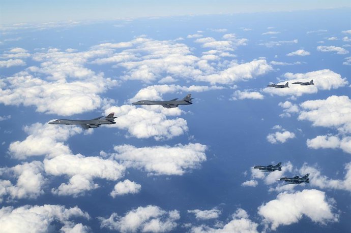 Archivo - Arquivo - 15 de janeiro de 2025, Coreia do Sul: Bombardeiros B-1B dos EUA sendo escoltados por dois caças F-15K sul-coreanos e dois caças F-2 japoneses, respectivamente, durante exercícios combinados realizados em águas próximas à Península Core