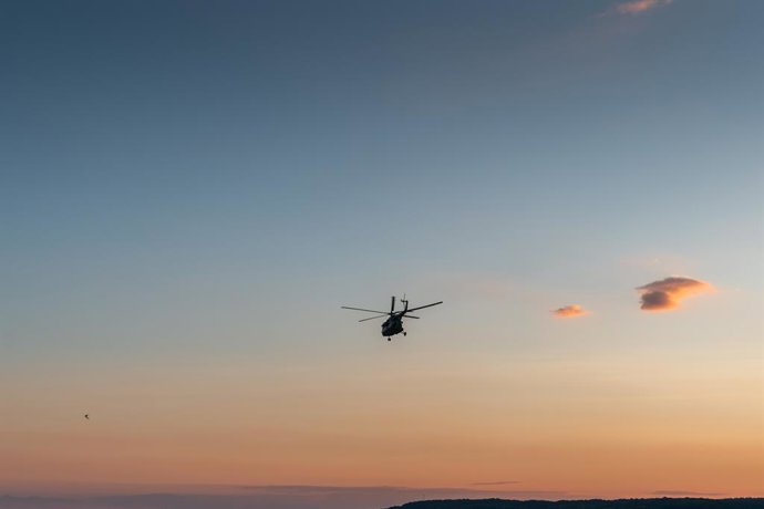 Archivo - Arquivo - 17 de junho de 2022, Lviv, Lviv, Ucrânia: Helicóptero militar voando baixo sobre uma cidade na Ucrânia. Invasão russa da Ucrânia em 2022.