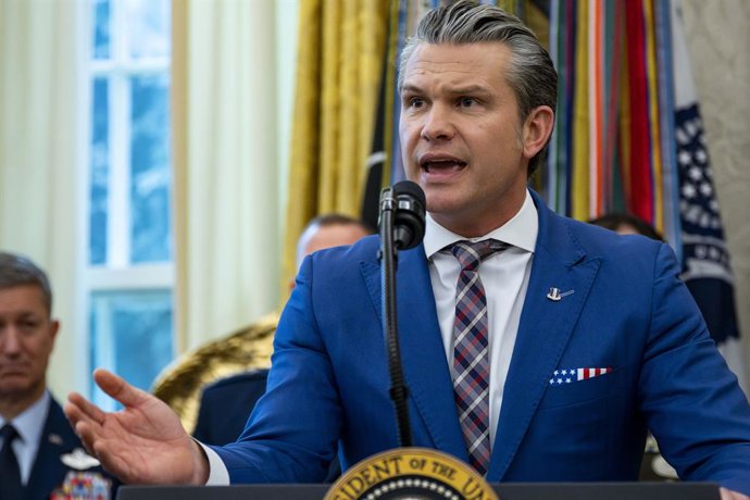 15 de dezembro de 2025, Washington, Distrito de Columbia, EUA: O Secretário de Guerra dos Estados Unidos, Pete Hegseth, discursa antes de entregar a 13 militares medalhas de Defesa da Fronteira Mexicana durante uma cerimônia no Salão Oval da Casa Branca e