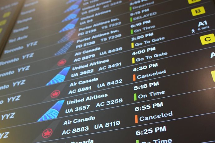 26 de dezembro de 2025, Newark, Nova Jersey, EUA: Cancelamentos de voos são publicados no Terminal A, pois uma tempestade de inverno está causando atrasos e cancelamentos no Aeroporto Internacional Newark Liberty em 26 de dezembro de 2025, em Newark, colo