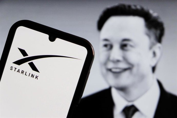 Archivo - Logo de Starlink en un smartphone