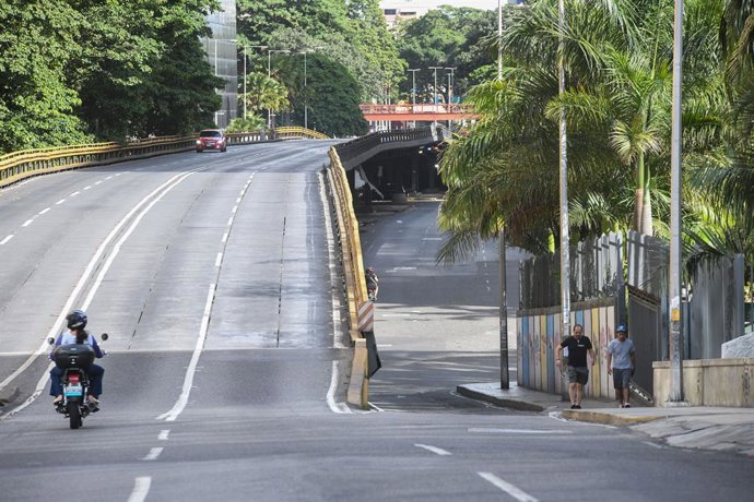 CARACAS, 4 de janeiro de 2026 -- Esta foto tirada em 3 de janeiro de 2026 mostra uma vista da rua de Caracas, na Venezuela. As forças armadas dos EUA lançaram uma série de ataques contra a Venezuela na manhã de sábado, supostamente capturando o presidente
