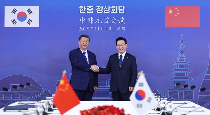 Archivo - 2 de novembro de 2025, Gyeongju, Gyeongbuk, COREIA DO SUL: 1º de novembro de 2025 - Gyeongju, Coreia do Sul - O presidente sul-coreano Lee Jae Myung e o presidente chinês Xi Jinping apertam as mãos e posam para uma foto em Gyeongju, Coreia do Su