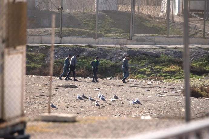 Archivo - Imagen de archivo de agentes de la Guardia Civil rescatan a una persona migrante en la playa del Tarajal, a 3 de enero de 2025, en Ceuta (España). 