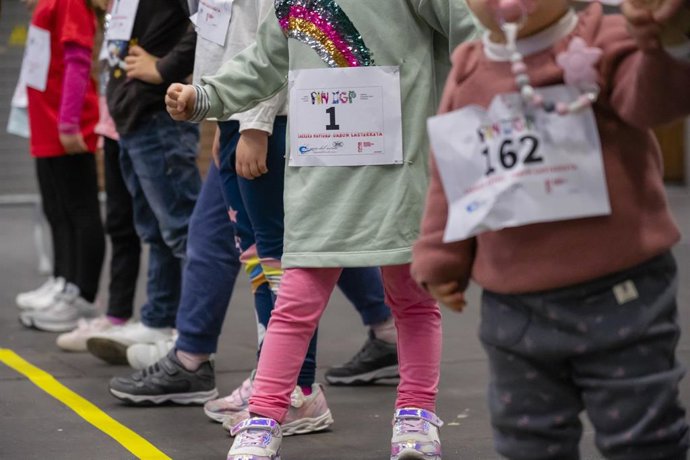 Archivo - Participantes en la Carrera de Navidad del PIN