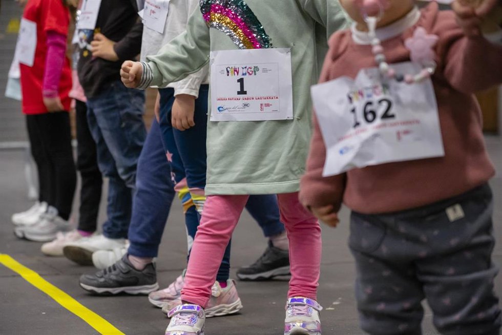Archivo - Participantes en la Carrera de Navidad del PIN