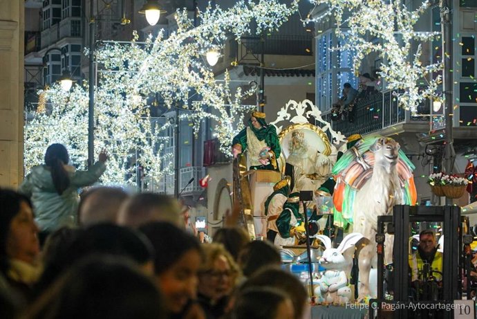 Público de todas las edades comparte su ilusión con Melchor, Gaspar y Baltasar a lo largo de un recorrido de tres kilómetros por el puerto y el casco histórico