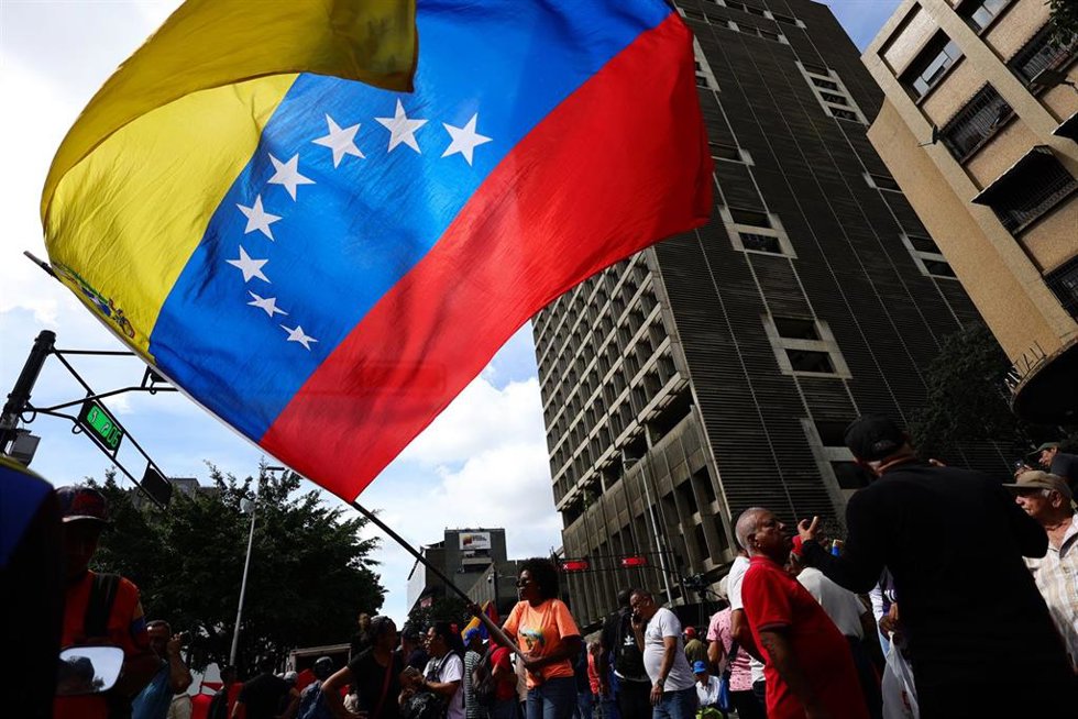 03 January 2026, Venezuela, Caracas: Supporters of Venezuelan President Maduro gather in the city center to protest against the US attacks. Photo: Javier Campos/dpa