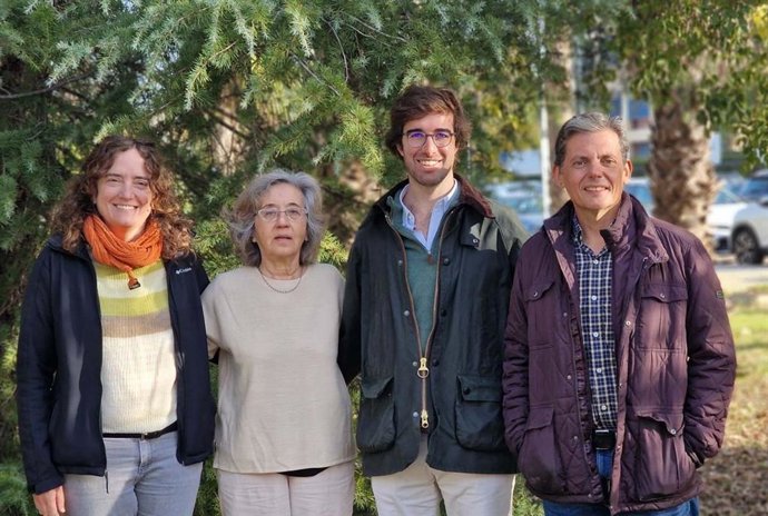 Equipo de investigadores andaluces que han creado una plataforma inteligente que estima el riego diario y ahorra agua.