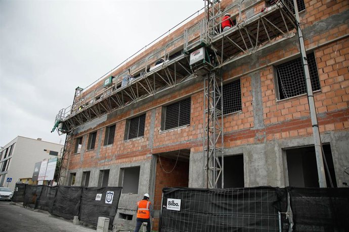 Archivo - Obras de una promoción de viviendas en alquiler.