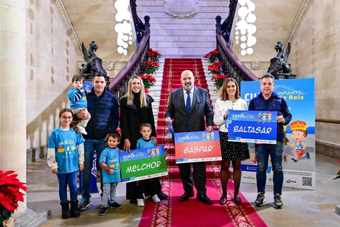 El alcalde de Palma, Jaime Martínez, la ciclista Mavi García, la regidora Participación Ciudadana, Lourdes Roca y del director general de Deportes, David Salom. Archivo.