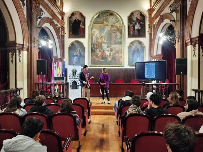 La concejalía de Educación y Atención a la Ciudadanía ha organizado por primera vez esta liga de debate que incluye un curso formativo previo