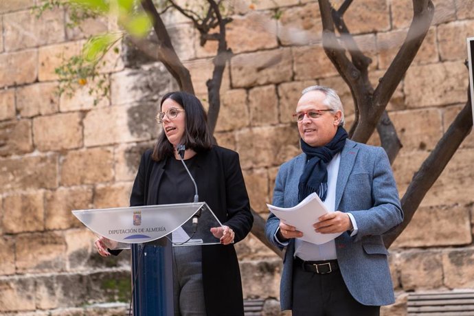 La vicepresidenta y diputada de Cultura, Cine e Identidad Almeriense, Almudena Morales, y el director del IEA, Mario Pulido.