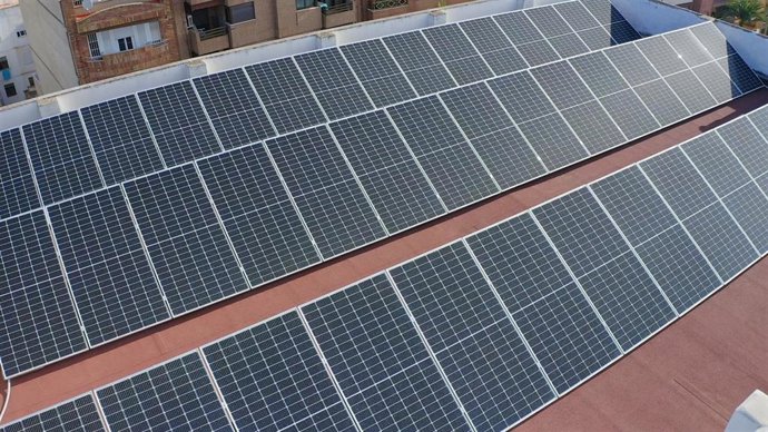 Archivo - Placas fotovoltaicas en imagen de archivo