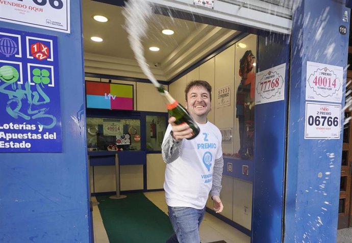 Archivo - Agraciados con el ‘Segundo Premio’ del Sorteo Extraordinario de El Niño 2025 correspondiente al número 06766 celebran su suerte en la administración de Avenida Camelias, a 6 de enero de 2025, en Vigo, Pontevedra, Galicia (España). El Sorteo de l