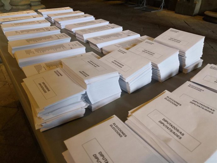 Archivo - Papeletas y sobres de las elecciones generales