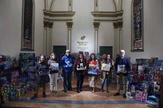 Fundación Unicaja entrega más de 700 juguetes nuevos a menores vulnerables de Málaga.