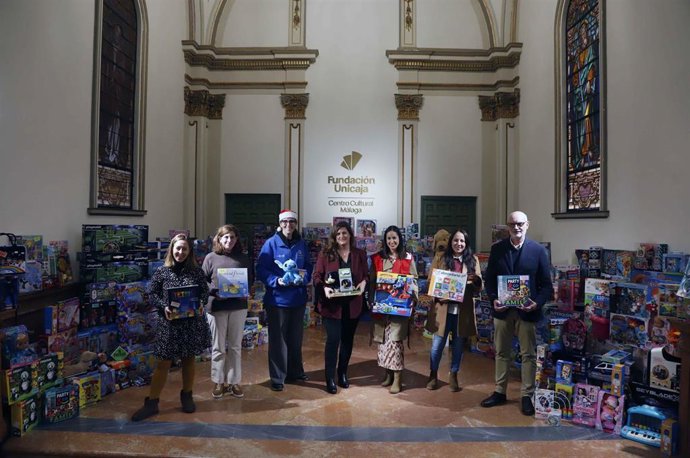 Fundación Unicaja entrega más de 700 juguetes nuevos a menores vulnerables de Málaga.