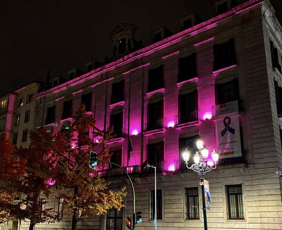 Archivo - Iluminación en morado de la fachada de la Delegación del Gobierno.