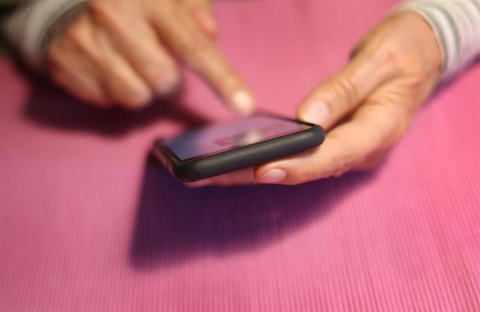 Archivo - FILED - 02 August 2025, Bavaria, Kaufbeuren: A woman types on an iPhone. Photo: Karl-Josef Hildenbrand/dpa