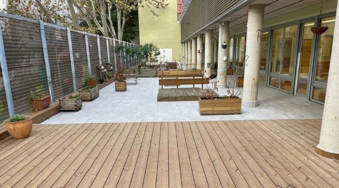 Barcelona finalitza la retirada de paviment de cautxú en 39 jardins d'infància municipals
