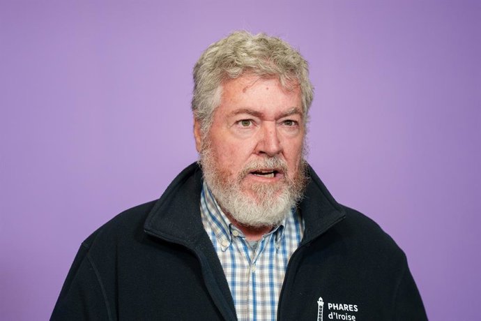 Archivo - El coordinador federal de Alianza Verde, Juantxo López de Uralde, atiende a los medios antes de un acto de Podemos, a 7 de noviembre de 2025, en Madrid (España). Los dirigentes de Podemos han participado en un acto llamado ‘Nacionalizar Repsol’.