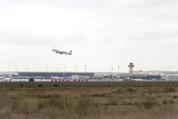Un avión despega en el aeropuerto de Palma