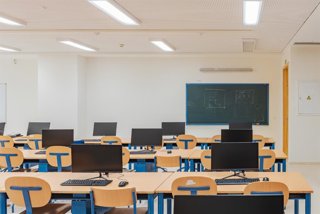 Equipamiento tecnológico en centros educativos de Andalucía.