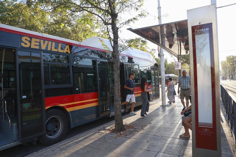 Archivo - Un autobús municipal en el centro de Sevilla, en foto de archivo.