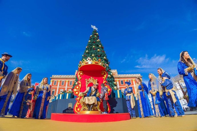 Archivo - El Heraldo Real de San Fernando recoge las cartas de los niños y niñas en la mañana del 4 de enero.