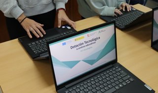 Alumnos usan ordenadores portátiles en un centro educativo