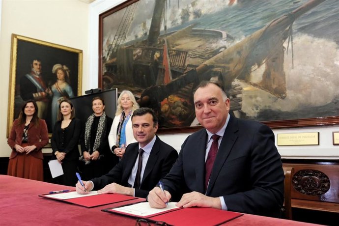 Archivo - El consejero de Turismo, Arturo Bernal, y el alcalde de Cádiz, Bruno García, suscriben un convenio de colaboración para coordinar y reforzar el control y el intercambio de información sobre las viviendas de uso turístico (VUT), en una imagen de 