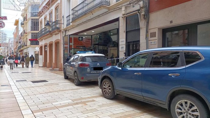 Efectivos policiales en la calle Arquitecto Pérez Carasa.