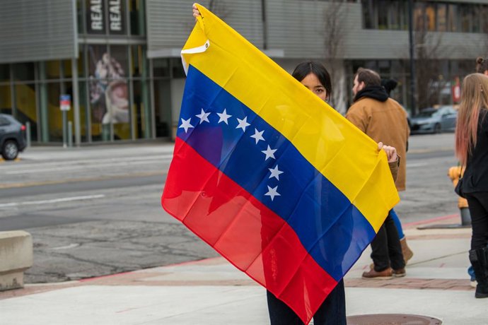 3 de janeiro de 2026, Salt Lake City, Utah, EUA: Um manifestante segura uma bandeira venezuelana durante uma manifestação contra a ação dos EUA na Venezuela do lado de fora do Wallace Federal Building em Salt Lake City, Utah, em 3 de janeiro de 2026. O pr
