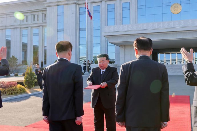 Archivo - HANDOUT - 19 de novembro de 2025, Coreia do Norte, Pyongyang: Esta foto divulgada pela Agência Central de Notícias da Coreia do Norte em 18 de novembro de 2025 mostra o líder norte-coreano Kim Jong-un (C) visitando a Suprema Corte e o Supremo Mi