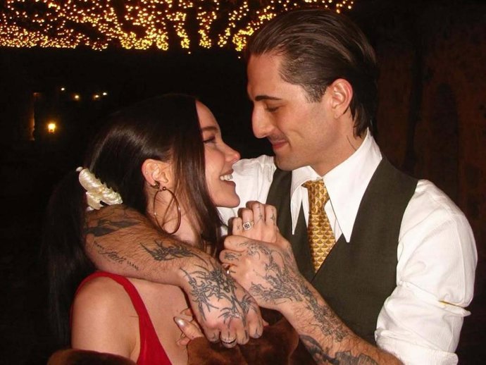 Damiano David y Dove Cameron hacen oficial su compromiso con un romántico beso y un anillo de diamantes