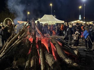 Hoguera en el Mercadillo Navideño de Aínsa (Huesca).