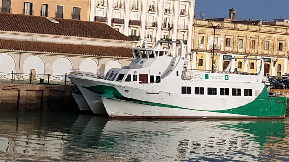 Archivo - Imagen de archivo de catamarán de la Bahía de Cádiz