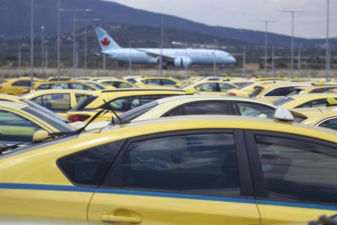 Archivo - May 28, 2025, Athens, Greece: Taxi drivers protest at Athens airport against Uber. The taxi union alleges that some mobile platforms, used by both licensed taxis and private vehicles with drivers, are operating outside the tax system, shifting t