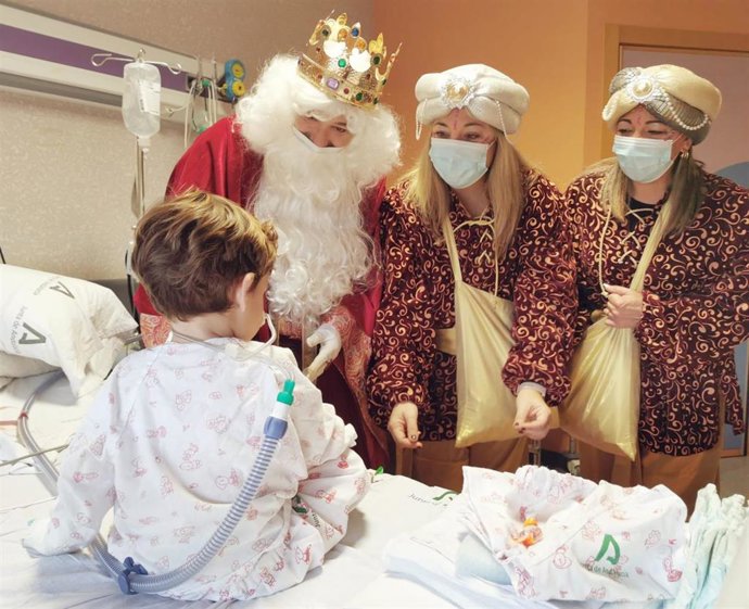 Los Reyes Magos visitan los hospitales de Valme y El Tomillar en Sevilla.