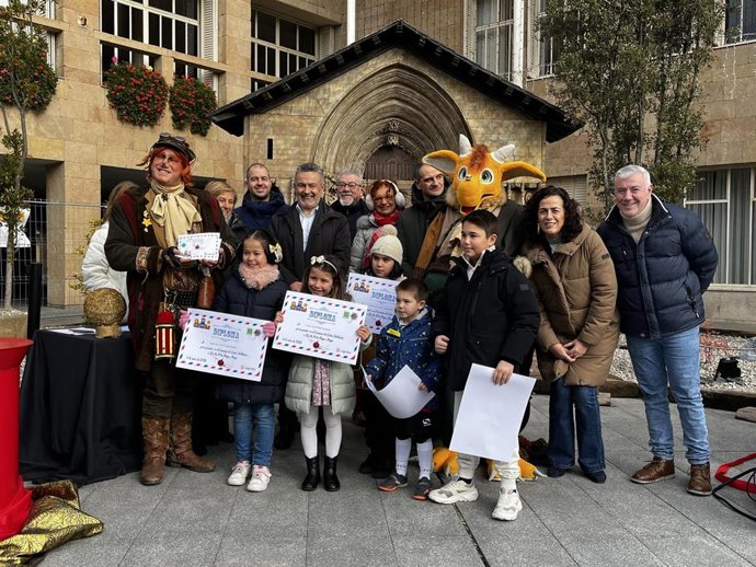 El alcalde de Logroño entrega los premios del 'Concurso Infantil de Cartas Solidarias a los Reyes Magos'