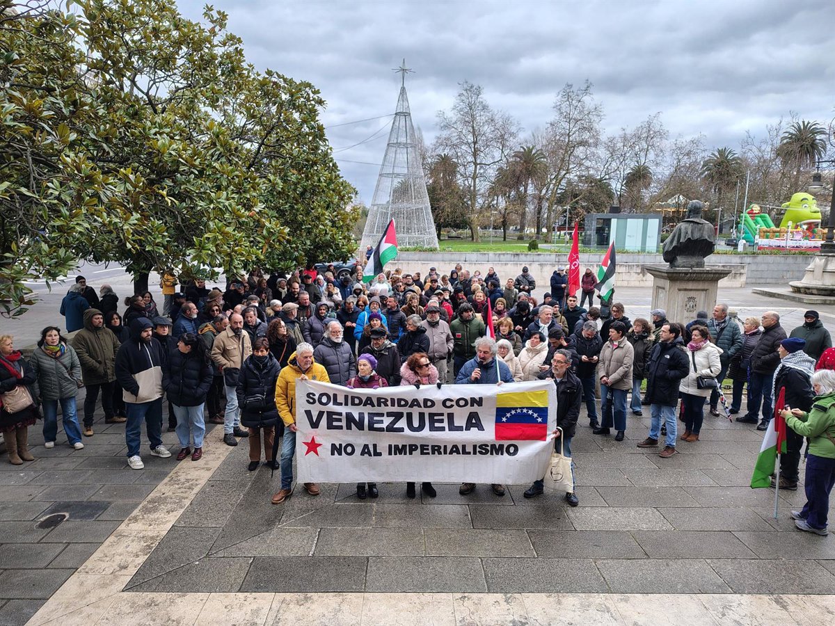 Un centenar de personas se concentra en Santander para  condenar  el ataque de EEUU a Venezuela